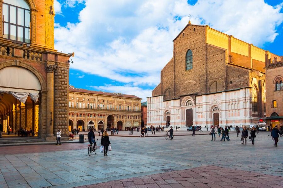 Bologna: Open Bus City Tour and Local Food Tasting - Fontana del Nettuno and Piazza Maggiore