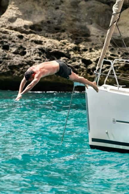 Cagliari: Sailing Tour with 4 Stops, Snorkeling and Prosecco - Boat comfort, equipment, and group size