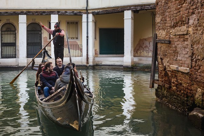 Charming Gondola Ride on the Grand Canal & Gondola Gallery™ - Digital commentary in nine languages