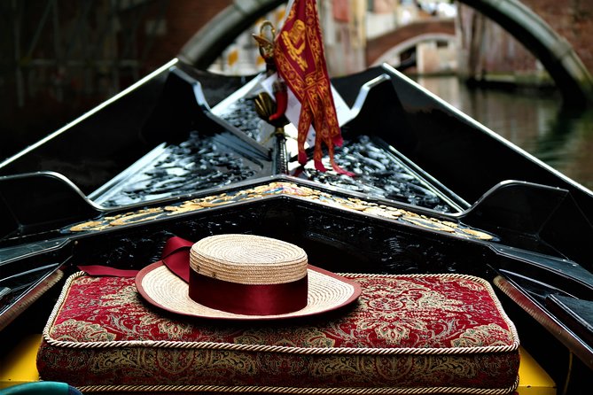 Classic 30-Minute Gondola Ride in Venice - Accademia, Campo Manin, and the opera house