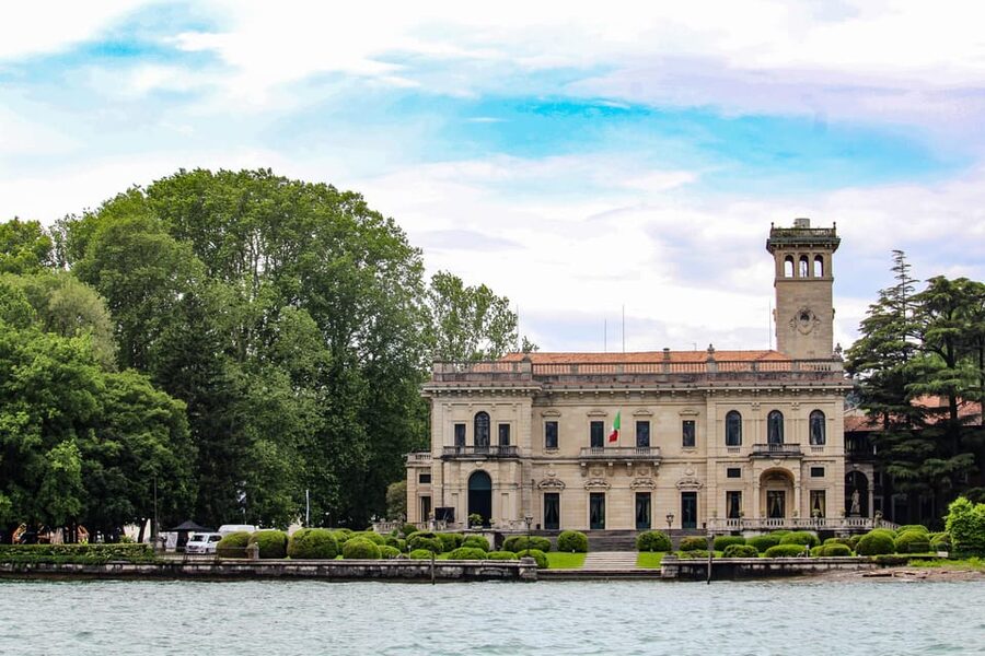 Como: Lake Como Shared Boat Tour - Villa Oleandra and the celebrity shoreline