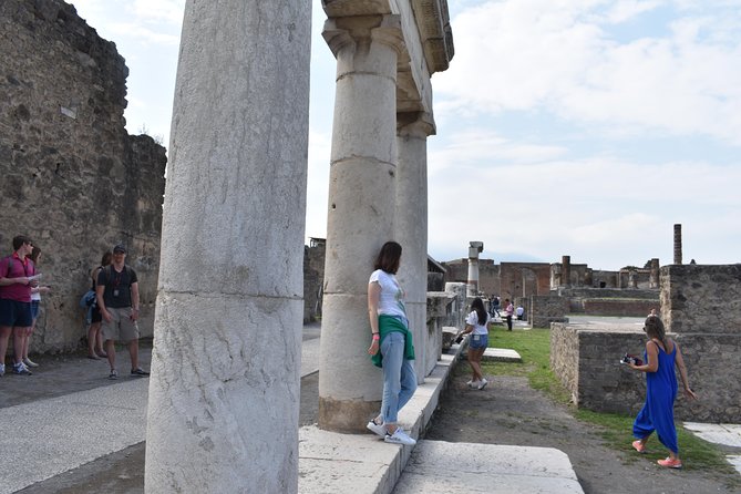 Discover the Ancient Ruins of Pompeii: Day Trip from Rome - Cameos, limoncello, and the shopping question