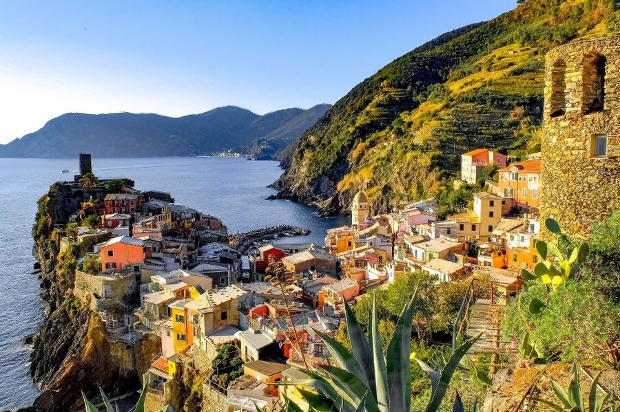 Florence: Cinque Terre Day Trip with Optional Street Food - Vernazza: the postcard stop