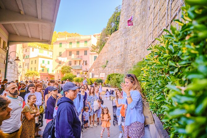 Florence: Cinque Terre Park Day Trip with Optional Street Food - What the guide actually does
