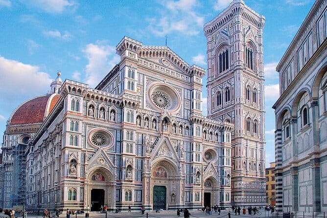 Florence: Duomo Cathedral Fast-Track Entry Ticket - Finding the host in Piazza del Duomo