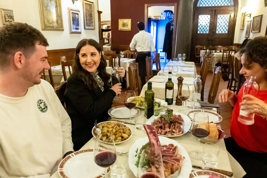 Florence: Food Walking Tour with Local Steak and Tuscan Wine - Ponte Vecchio turns the walk into a city tour