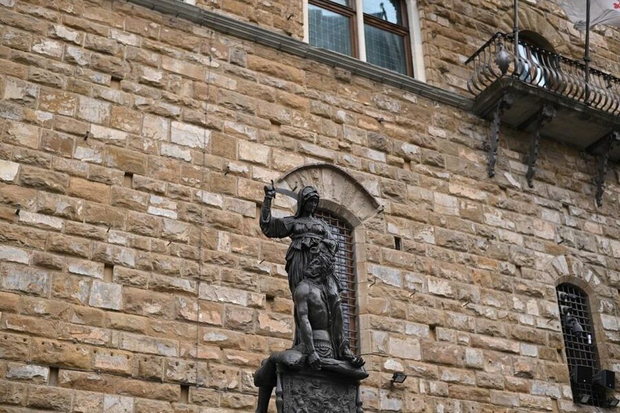 Florence: Guided Tour of Medici Family Secrets and Chapels - Piazza della Signoria and the Medici takeover