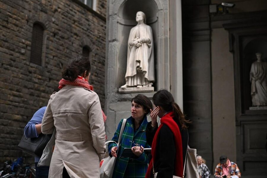 Florence: Guided Tour of Medici Family Secrets and Chapels - What the guides add to the experience