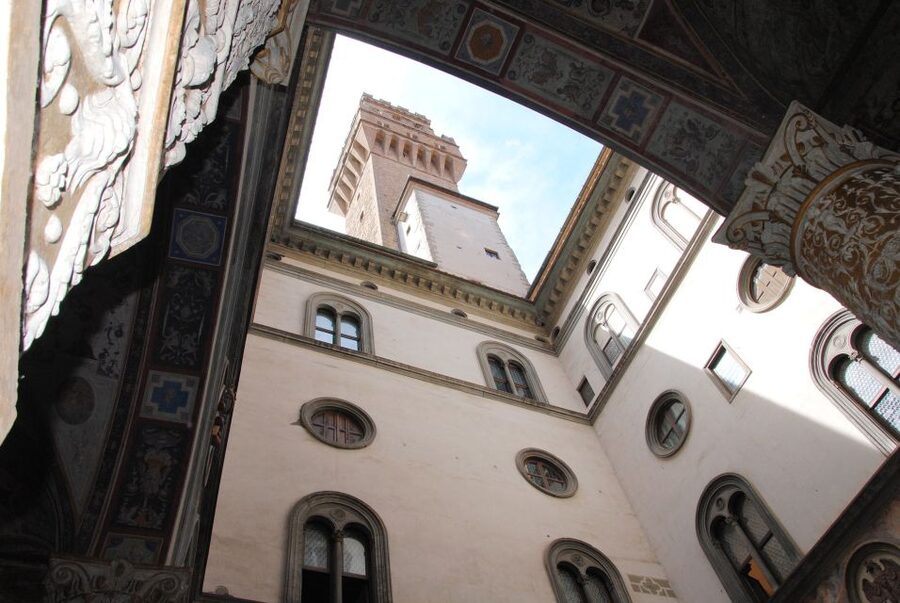 Florence: Palazzo Vecchio Guided Tour - Stairs, bags, and mobility
