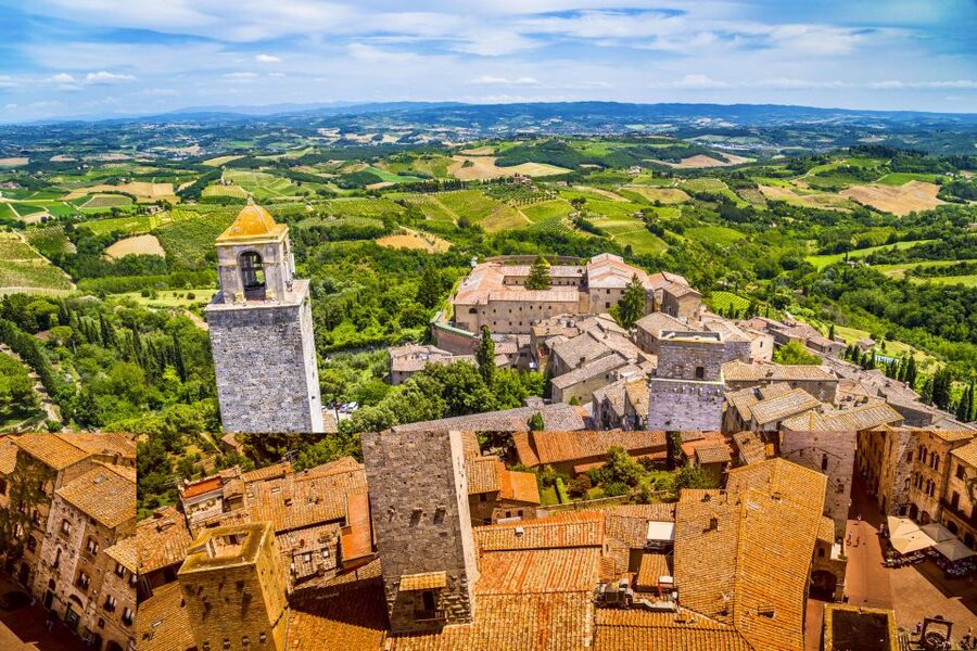 Florence: Pizza and Gelato Class at a Tuscan Farmhouse - Eating the results with wine or beer