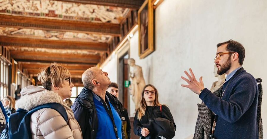 Florence: Skip-the-Line Uffizi Small Group Tour - Small group or private tour?