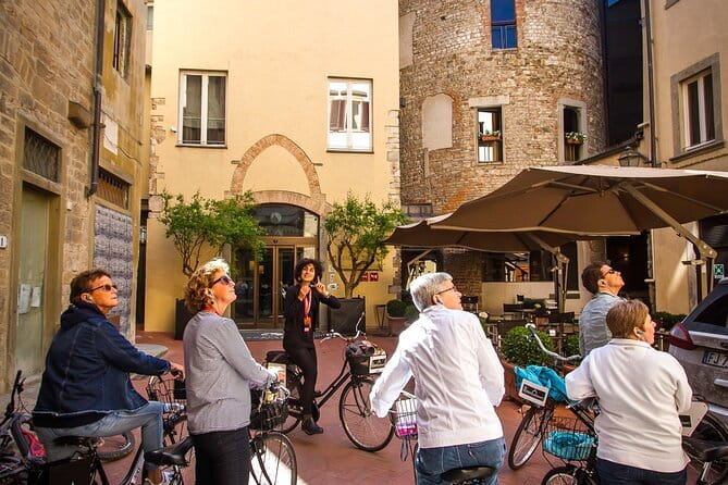 Florence Vintage Bike Tour–guided, small group or private option - Palazzo Pitti and the best river crossing