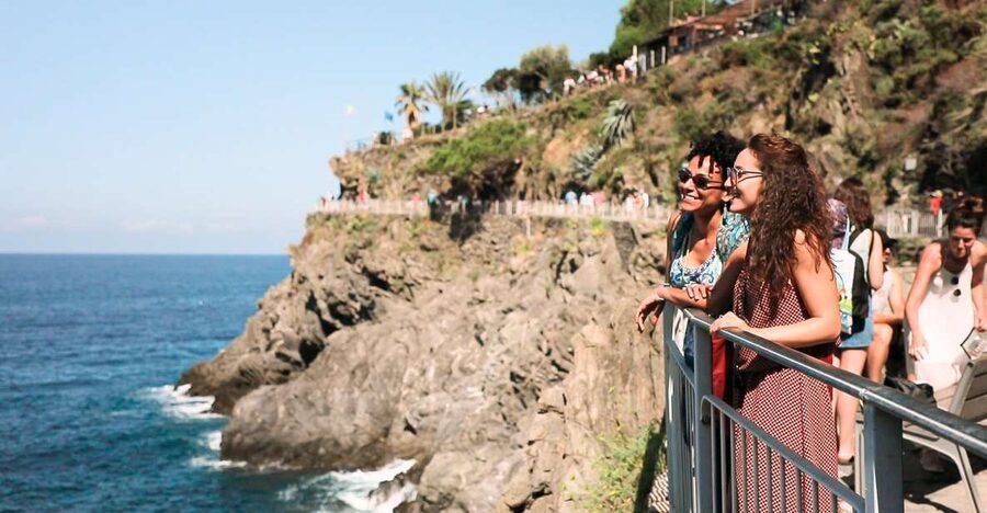 From Florence: Cinque Terre Day Trip with Optional Lunch - Manarola: your first cliffside view