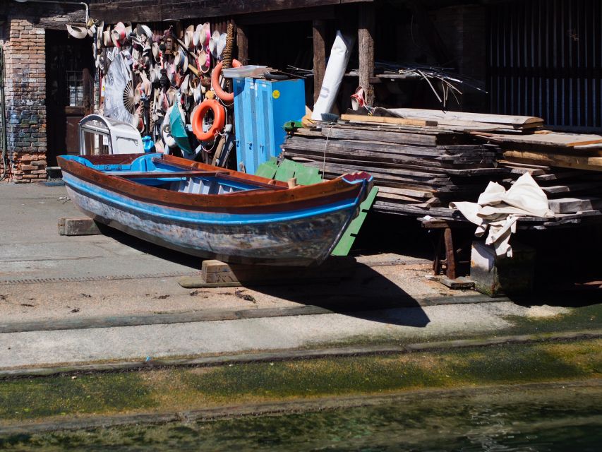 From Lake Garda: Full-Day Guided Group Tour of Venice - Walking toward Rialto Bridge