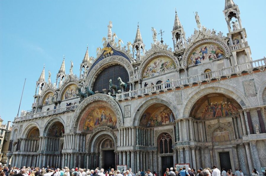 From Lake Garda: Full-Day Guided Group Tour of Venice - Crossing the lagoon by private boat