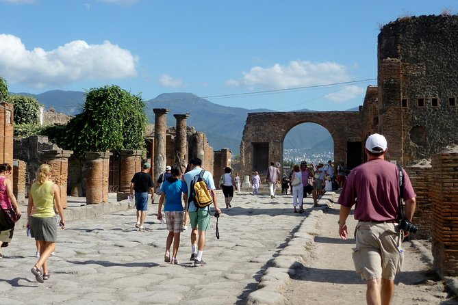 From Naples: Skip the Line Pompeii Guided Tour – Small Group - How small is the small group?