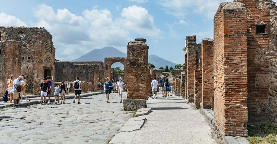 From Rome: Day Trip to Pompeii with Tickets - How the guides shape the day