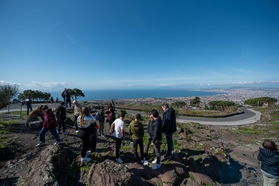 From Sorrento: Pompeii and Vesuvius Guided Tour with Lunch - What the 8.5-hour schedule feels like