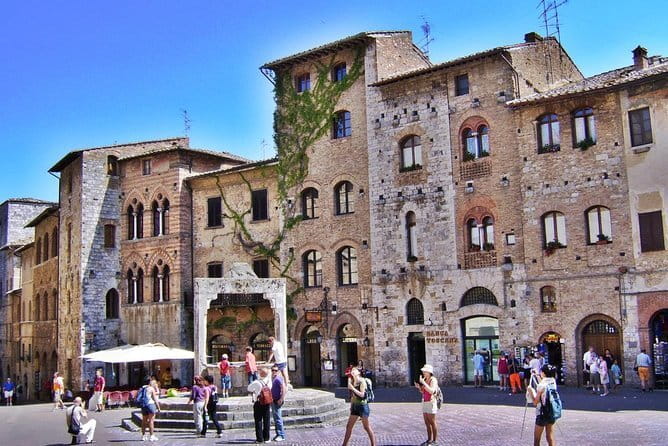 Full Day Tour to Val d'Orcia and Gladiator's Fields with Wines - Group size, guides, and practical comfort