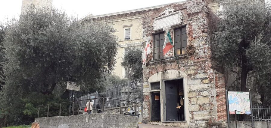 Genoa: Aquarium & Christopher Columbus' House Entry Tickets - Seeing Casa di Colombo by the medieval walls