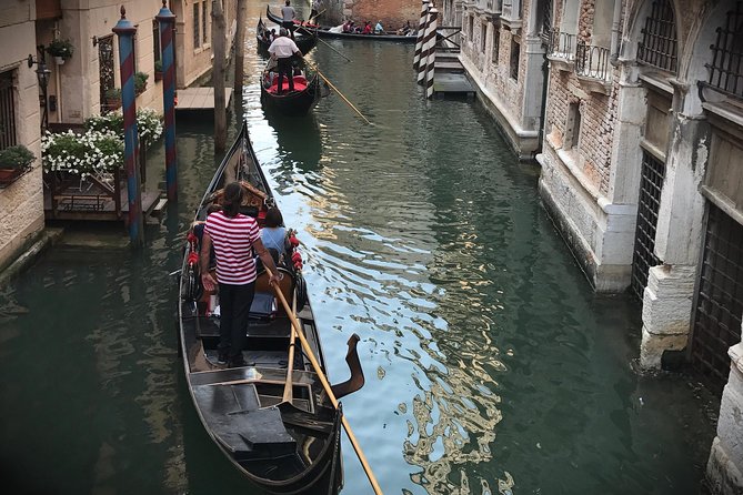 Grand Canal Gondola Experience with Live Commentary™ - The virtual reality presentation before boarding