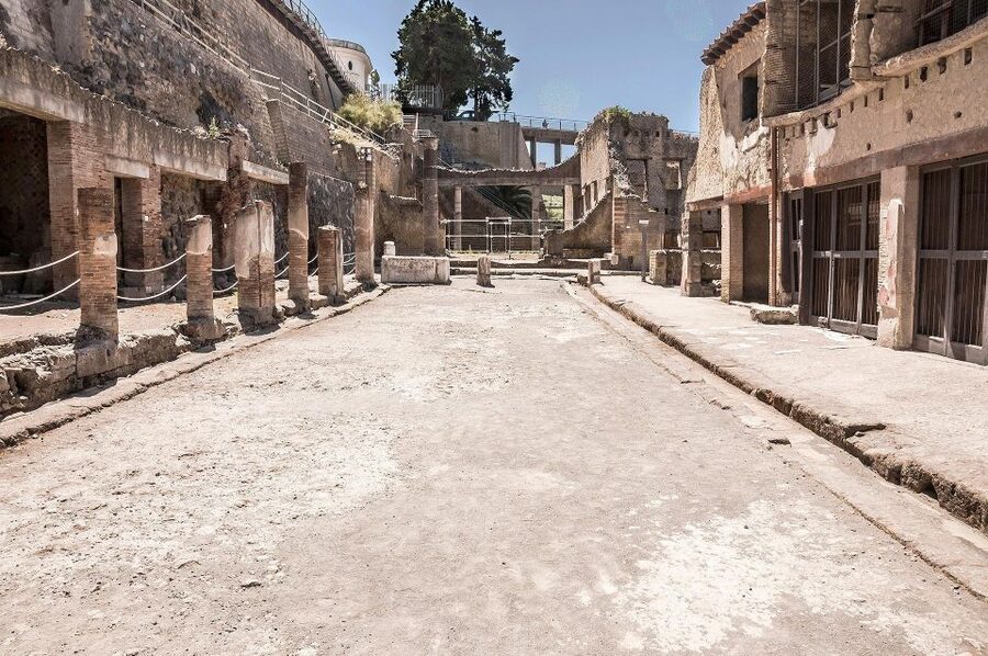 Herculaneum: Skip-the-Line Entry Ticket with Audio Guide - Why Herculaneum feels different from Pompeii