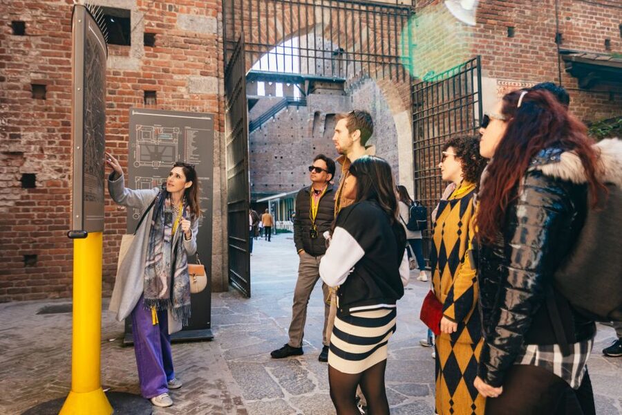 Milan: Da Vinci's Last Supper and Guided Walking Tour - Piazza della Scala and Milan’s opera tradition