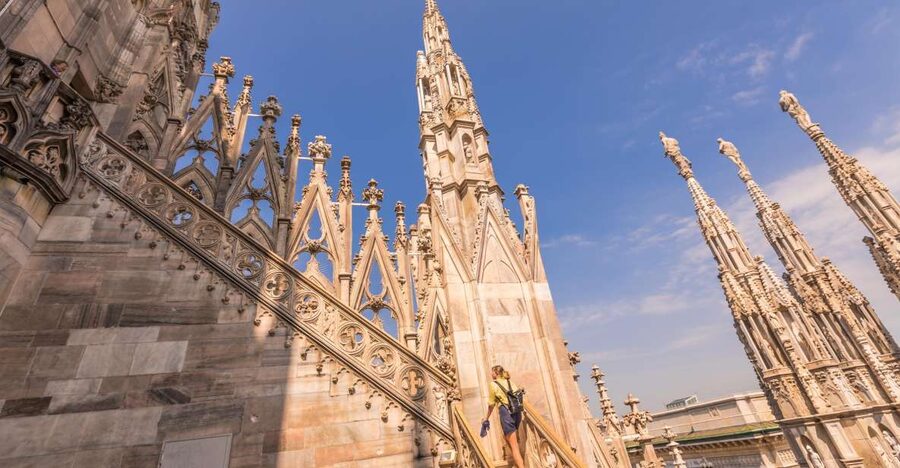 Milan Duomo and Rooftop 2-Hour Guided Tour - Meeting your guide in Piazza del Duomo