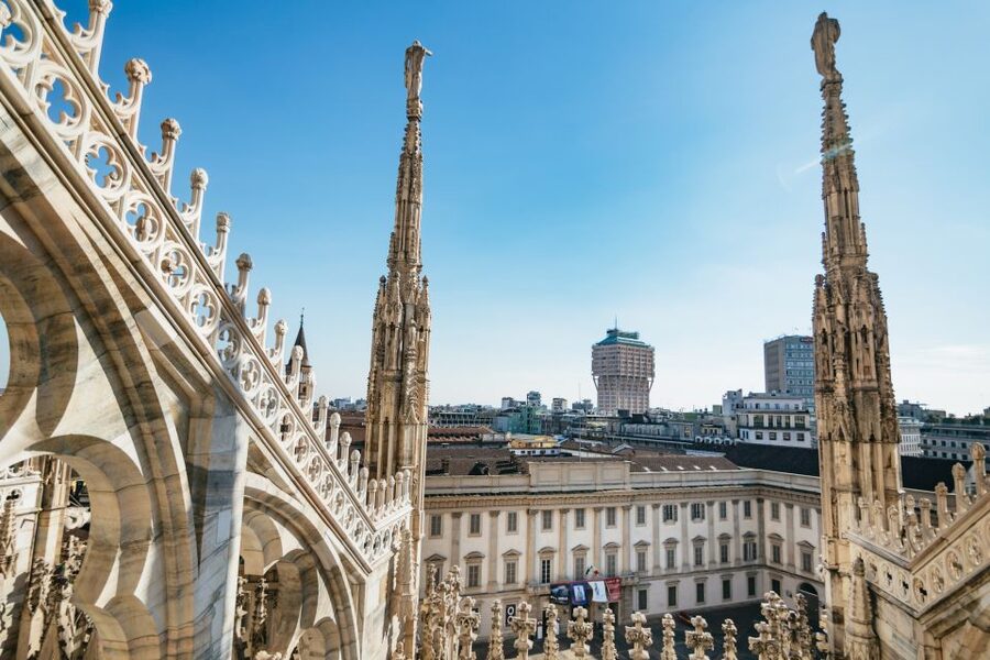 Milan: Duomo Rooftop and Cathedral Guided Tour with Tickets - Meeting at Piazza del Duomo 4