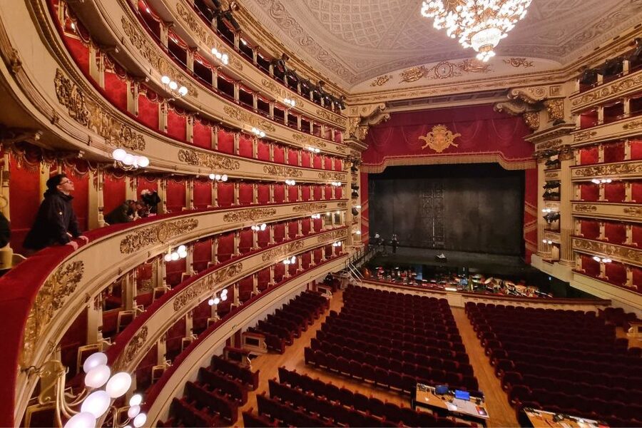 Milan: La Scala Theater and Museum Tour with Entry Tickets - The box view into La Scala’s auditorium
