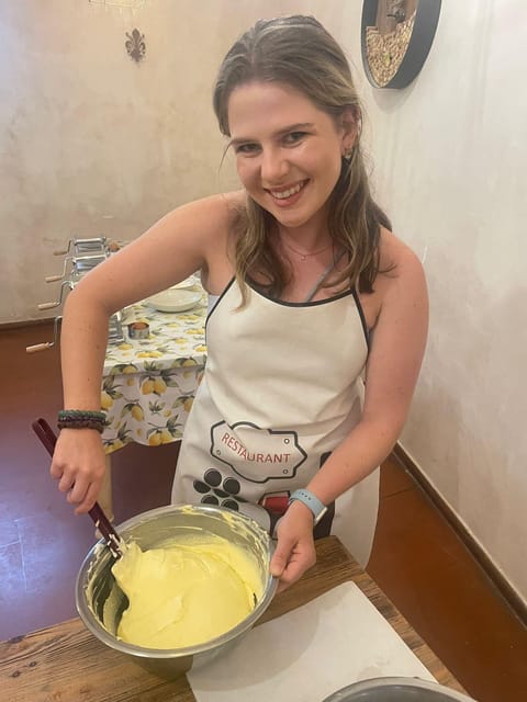 Milan: Pasta and Tiramisu Cooking Class with Wine - The hosts and teaching style