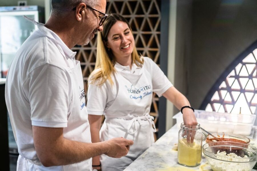 Milan: Pizza or Pasta and Gelato-Making Class with Wine - Wine, olive oil, and a useful pause