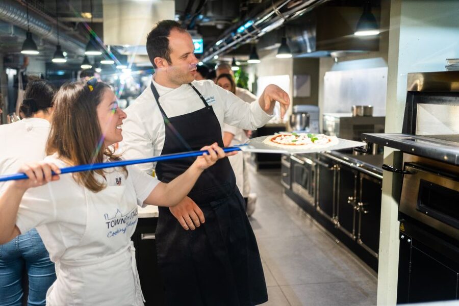 Milan: Pizza or Pasta and Gelato-Making Class with Wine - The pizza or pasta finish