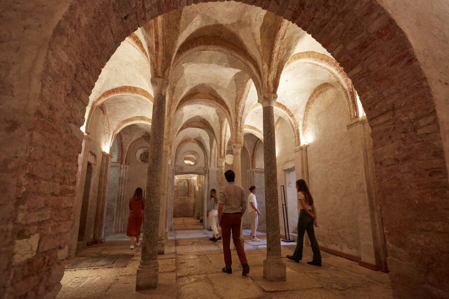 Milan: San Sepolcro Crypt Skip-the-Line Entry Ticket - Looking up at the late 13th-century frescoes