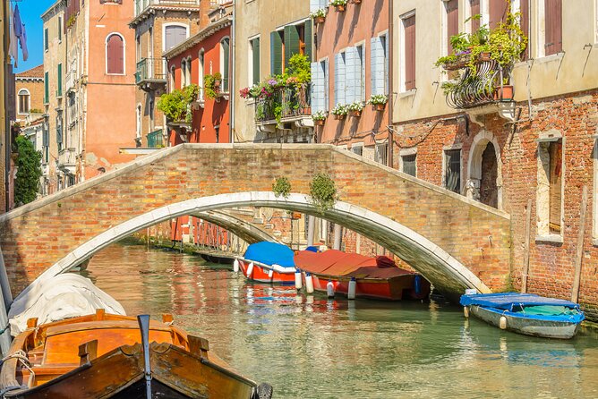 Murano & Burano Islands Guided Small-Group Tour by Private Boat - The guide can shape the whole experience
