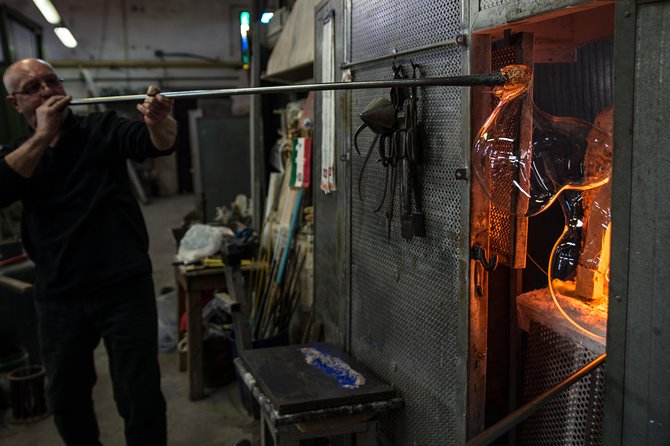 Murano Glass Experience With a Visit to a Burano Lace Island - Guides can change the feel of the outing
