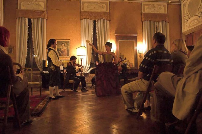 Musica a Palazzo 'Traveling Opera' Performance in Venice - Entering Palazzo Barbarigo Minotto