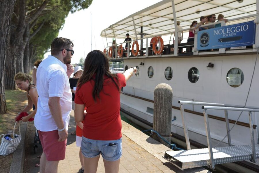 Peschiera: Half-Day Lake Garda Cruise with Lunch - Isola del Garda and the lake’s islands
