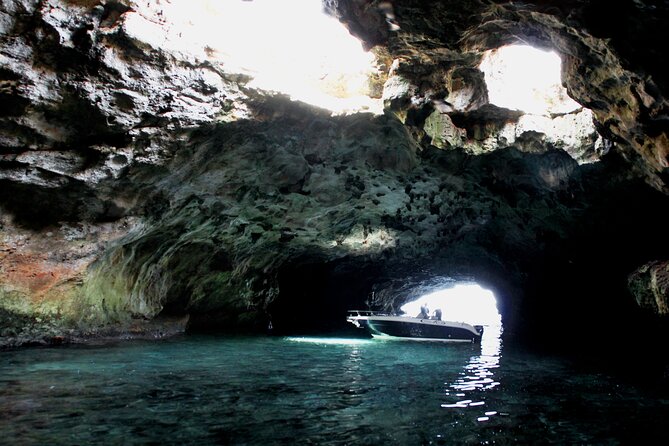 Polignano a Mare boat tour emotions, caves, diving and appetizers - Grotta Piana and the green water below