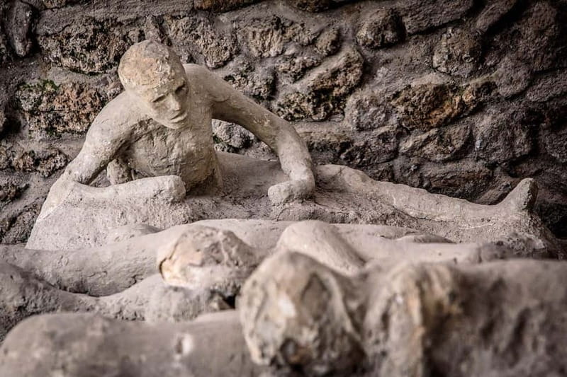 Pompeii: Exclusive Tour with Archaeologist and Entry Tickets - The Lupanare, taverns, and ancient bakeries
