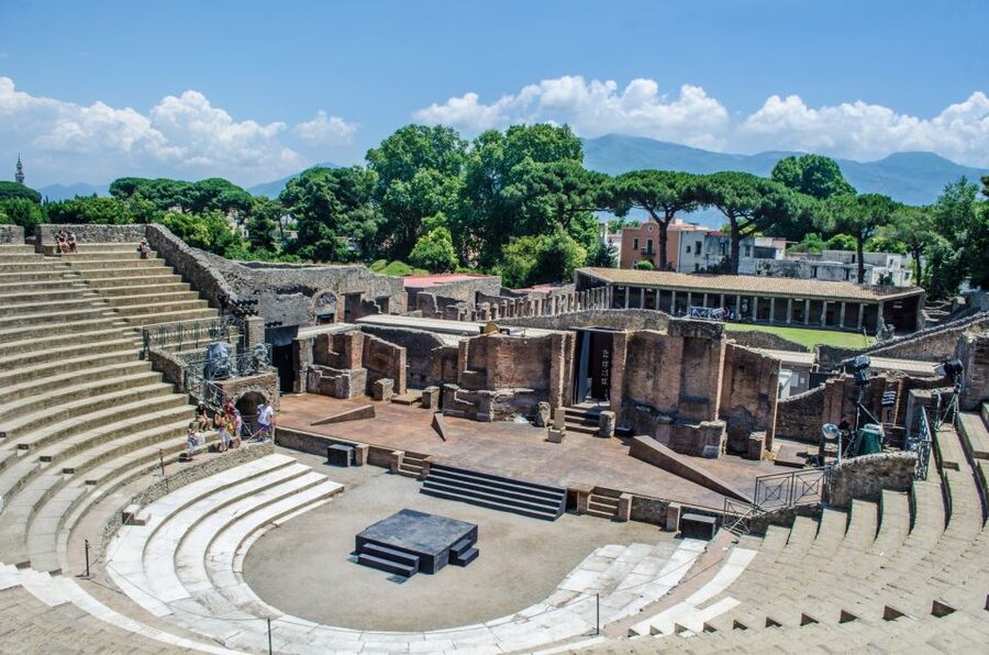 Pompeii: Skip-the-line-Ticket and Guided Tour - The forum and Mount Vesuvius put the story in place