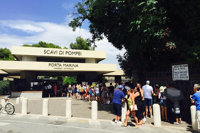 Pompeii: Small Group Tour with an Archaeologist - Shops, houses, and clues in the street