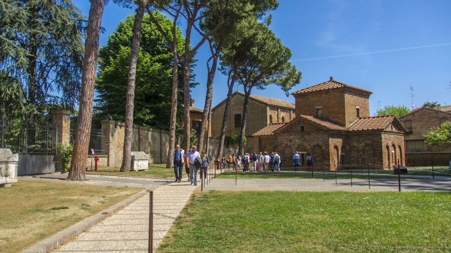 Ravenna: UNESCO Monuments and Mosaics Guided Tour - Sant’Apollinare Nuovo and its long story in glass