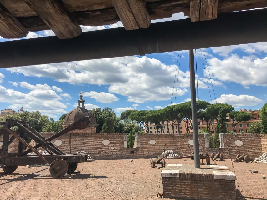 Rome: Castel Sant'Angelo Skip-the-Line Ticket - Paintings, statues, and the decorated papal rooms