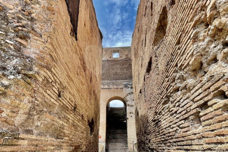 Rome: Colosseum Guided Tour with Entry Tickets - Finding the meeting point at Via del Colosseo 41