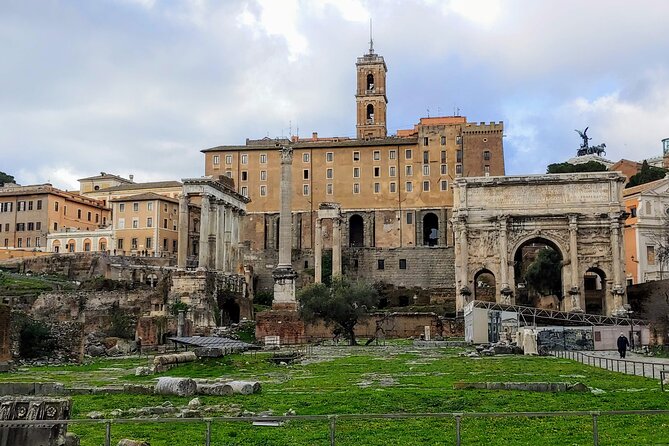 Rome: Colosseum Guided Tour with Roman Forum and Palatine hill - Walking through the Roman Forum