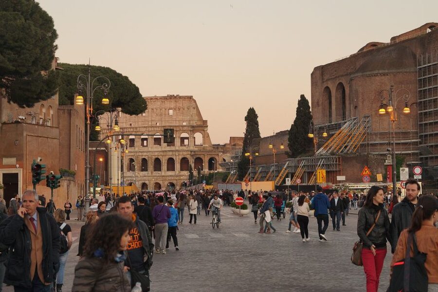 Rome: Colosseum, Roman Forum & Trajan's Market Exterior Tour - How the Guides Shape the Experience