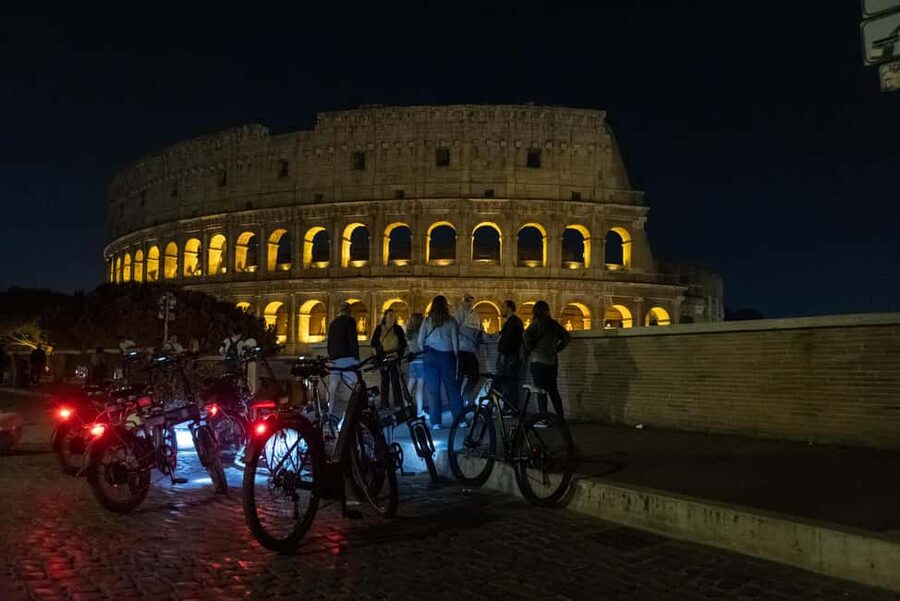 Rome: E-Bike Night Tour with Food and Wine Tasting - Starting near Santa Maria Maggiore