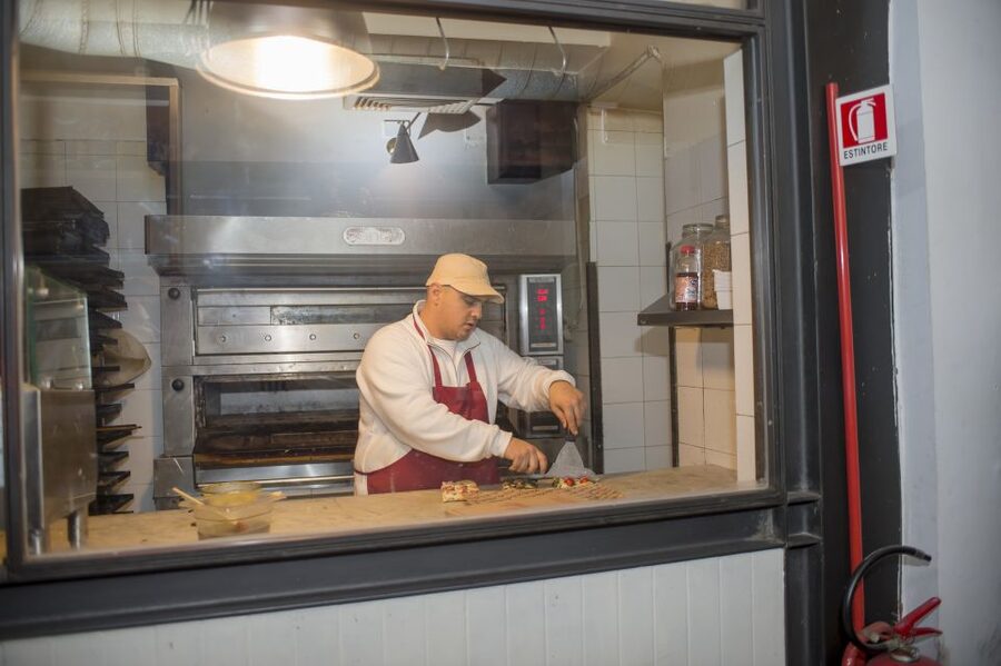 Rome: Food Tour and Wine Tasting in a Traditional Trattoria - The guide makes or breaks the evening