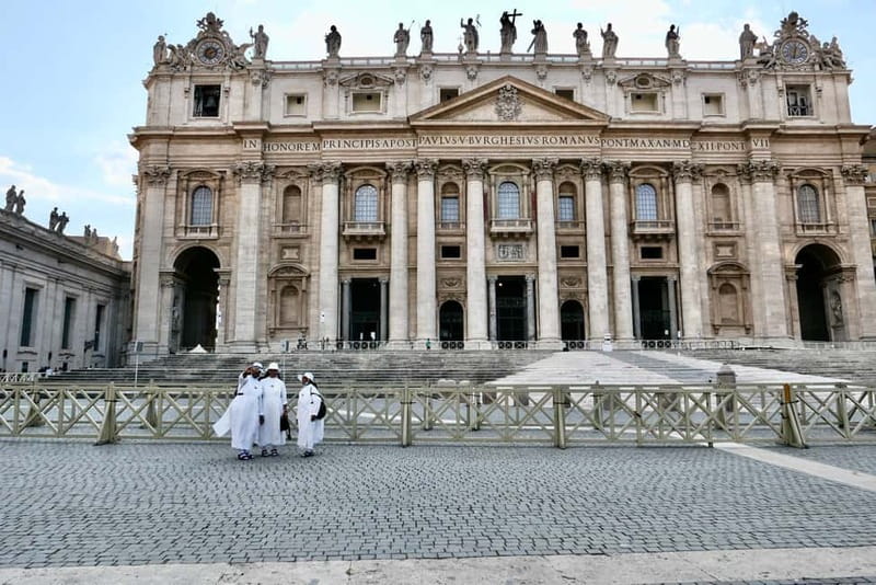Rome: Guided Tour of St. Peter's Basilica, Grottoes & Square - Down to the Vatican Grottoes and St. Peter’s Tomb